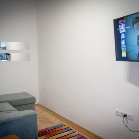 Lovely Central Apartment With Free Parking, Koezponthoz Koezeli 3 Szobas Lakas Győr Exterior foto