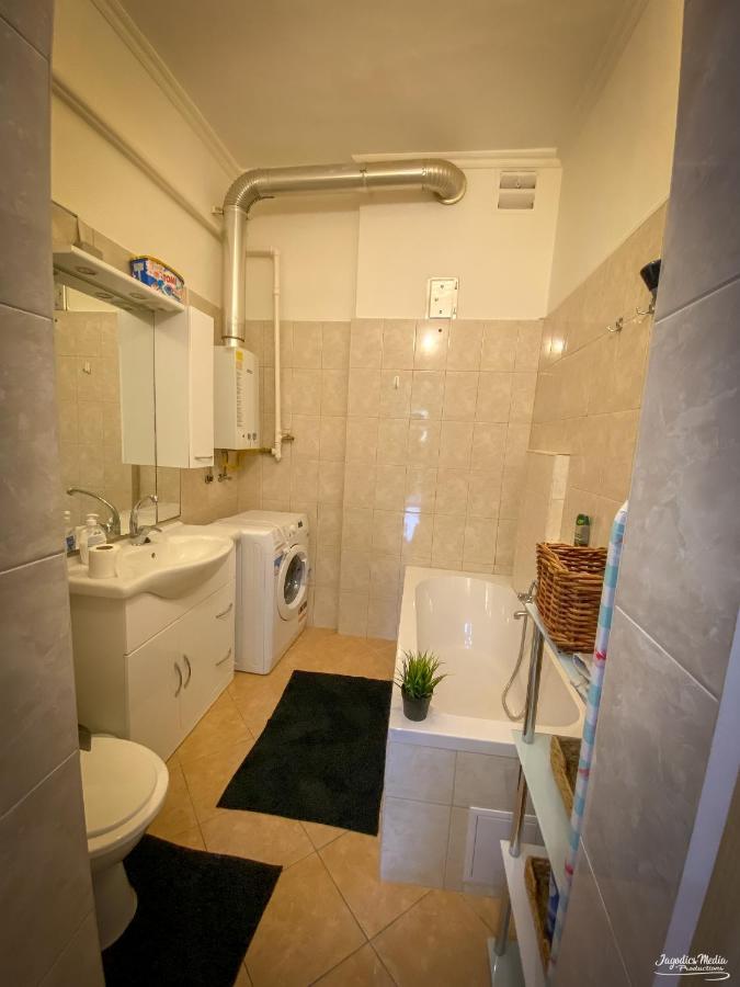 Lovely Central Apartment With Free Parking, Koezponthoz Koezeli 3 Szobas Lakas Győr Exterior foto
