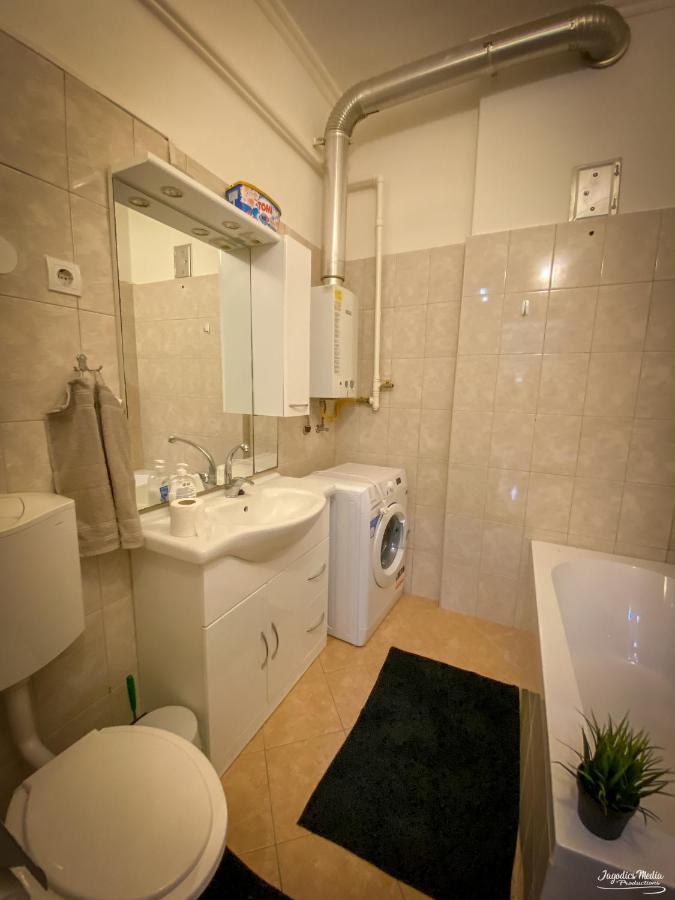 Lovely Central Apartment With Free Parking, Koezponthoz Koezeli 3 Szobas Lakas Győr Exterior foto