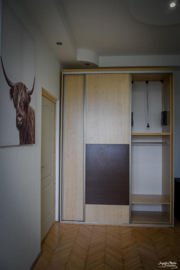 Lovely Central Apartment With Free Parking, Koezponthoz Koezeli 3 Szobas Lakas Győr Exterior foto