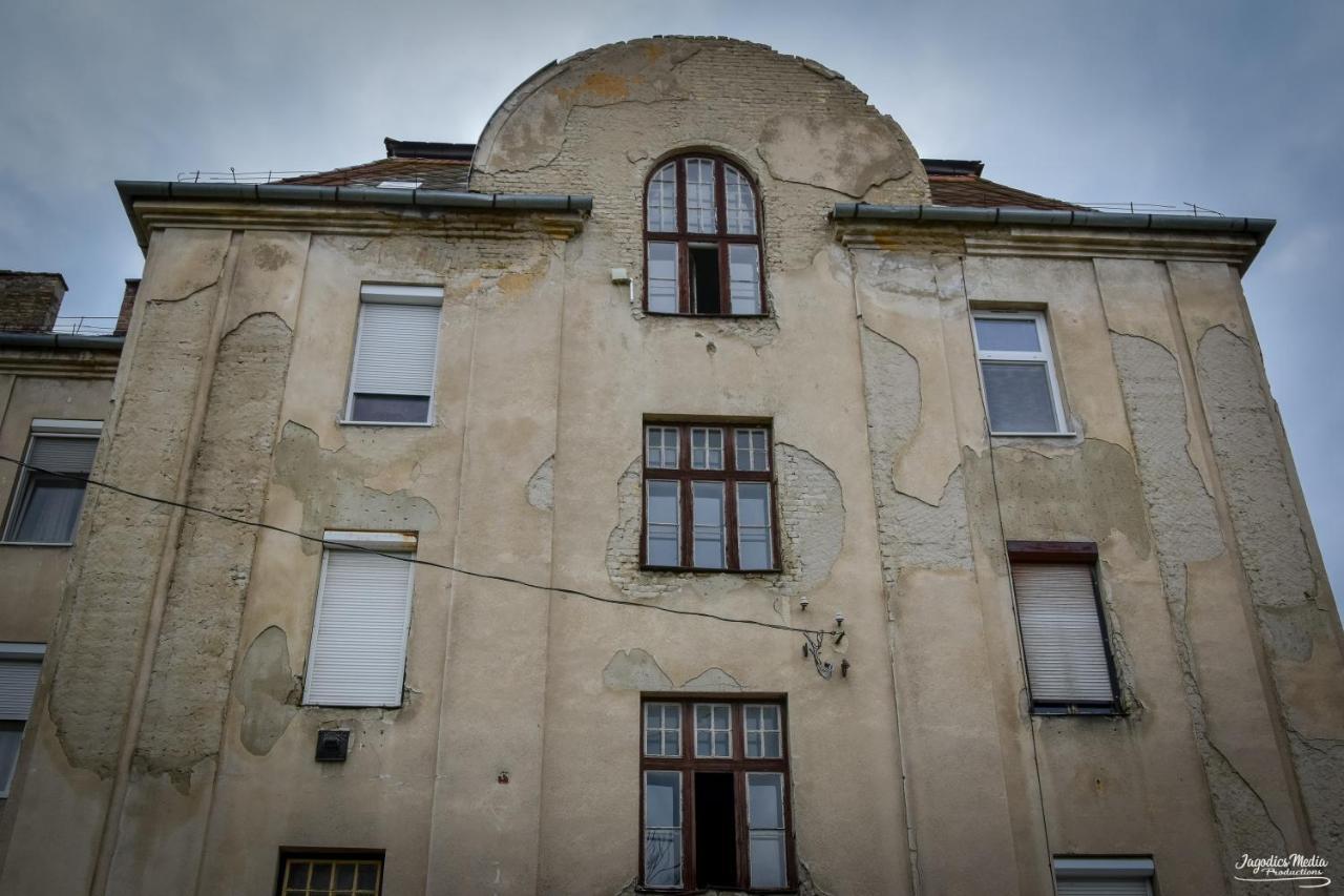 Lovely Central Apartment With Free Parking, Koezponthoz Koezeli 3 Szobas Lakas Győr Exterior foto