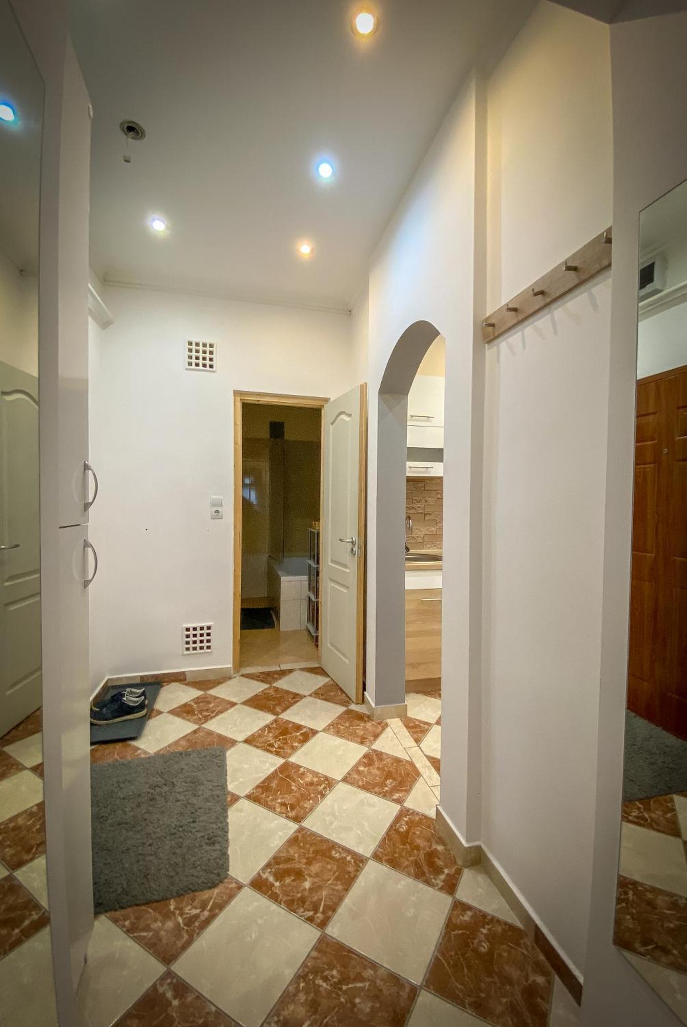 Lovely Central Apartment With Free Parking, Koezponthoz Koezeli 3 Szobas Lakas Győr Exterior foto