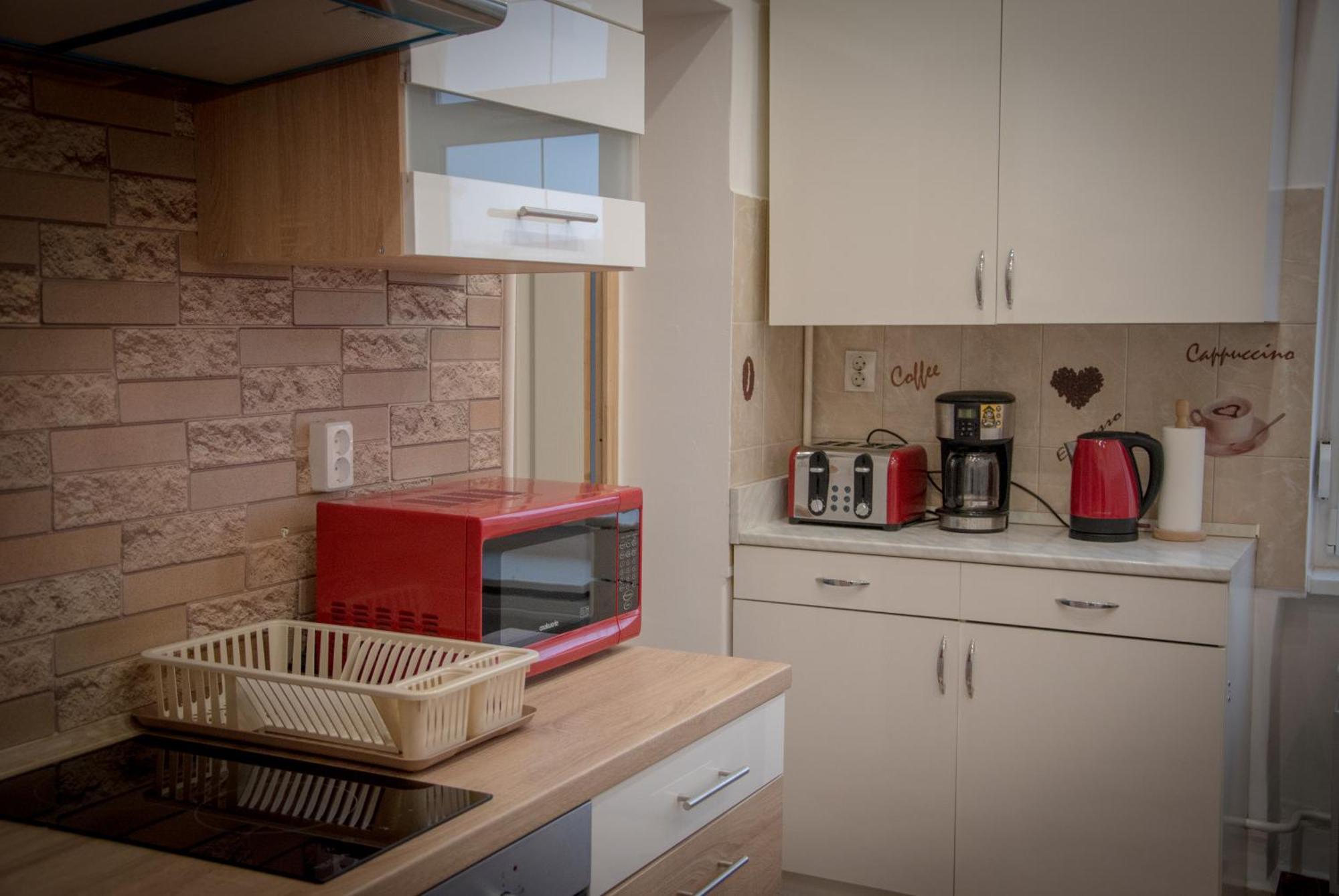 Lovely Central Apartment With Free Parking, Koezponthoz Koezeli 3 Szobas Lakas Győr Exterior foto