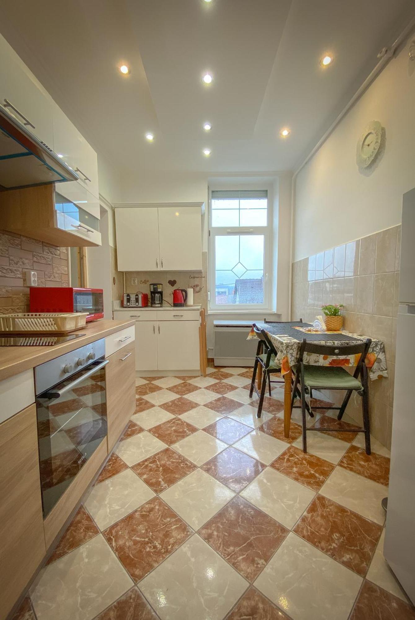 Lovely Central Apartment With Free Parking, Koezponthoz Koezeli 3 Szobas Lakas Győr Exterior foto