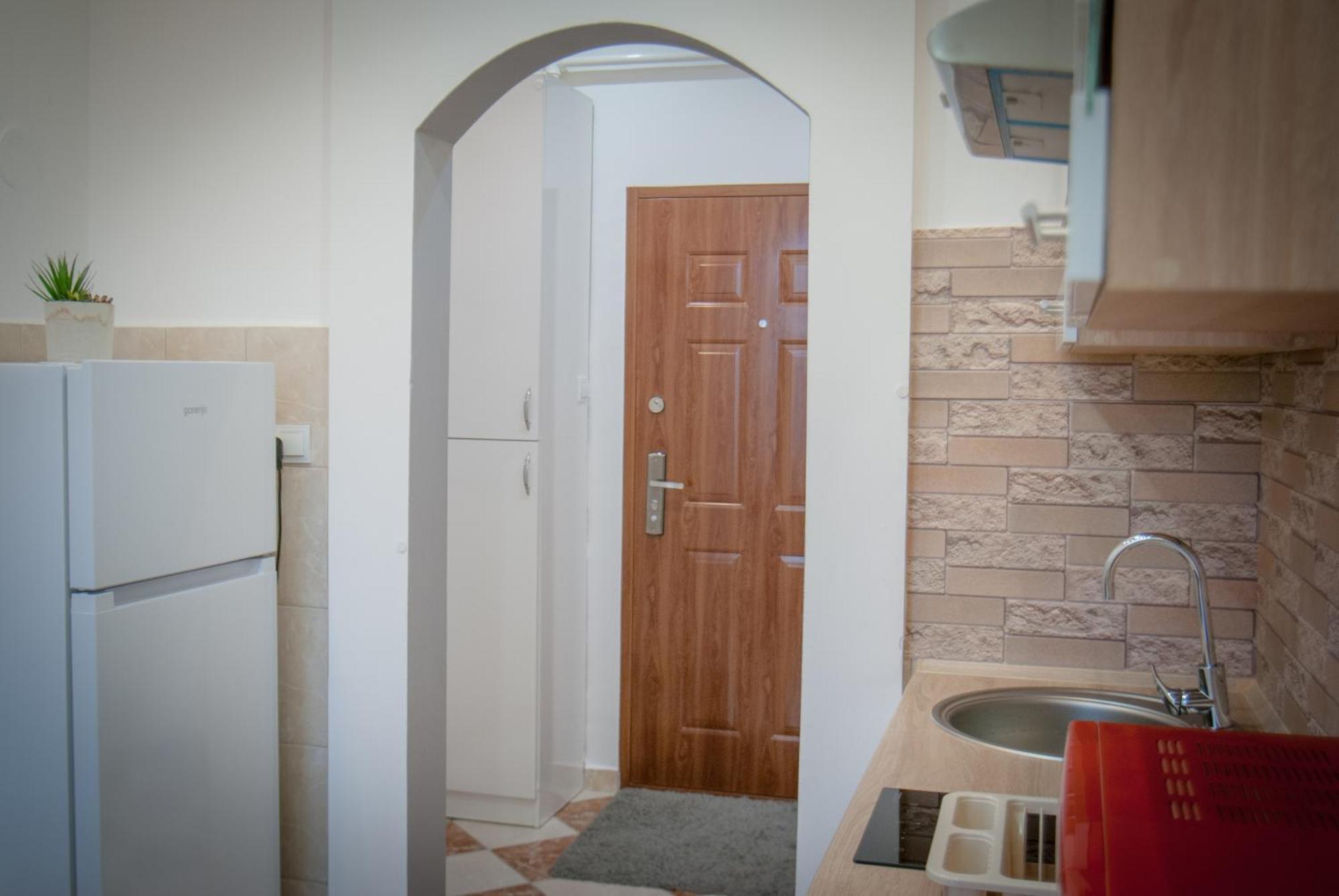 Lovely Central Apartment With Free Parking, Koezponthoz Koezeli 3 Szobas Lakas Győr Exterior foto